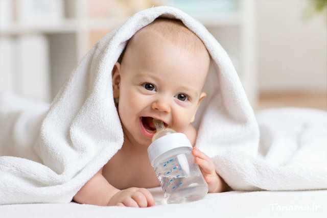 آب خوردن نوزاد 